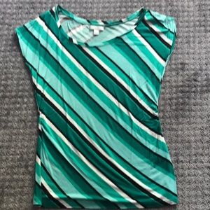 Capped sleeves diff shades of green w/ blk and white. New York & Company small